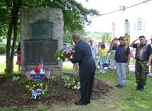 Mayor Nutter places wreath on grave.